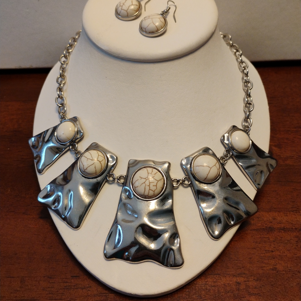 Elegant Silver and Cream Necklace Set